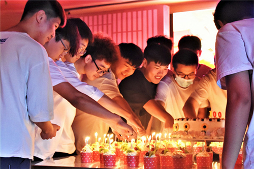 5.学生现场点燃蜡烛 蒋彦君摄